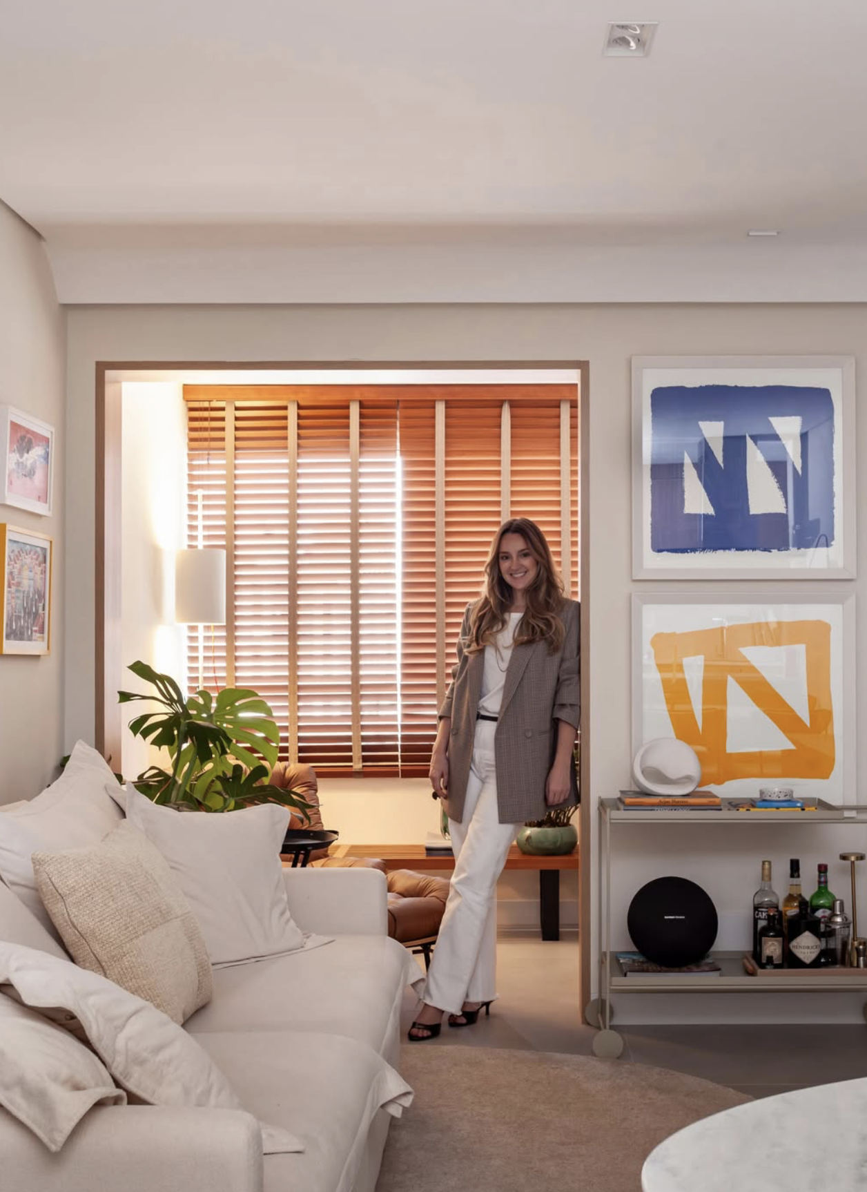 Sala finalizada com moradora