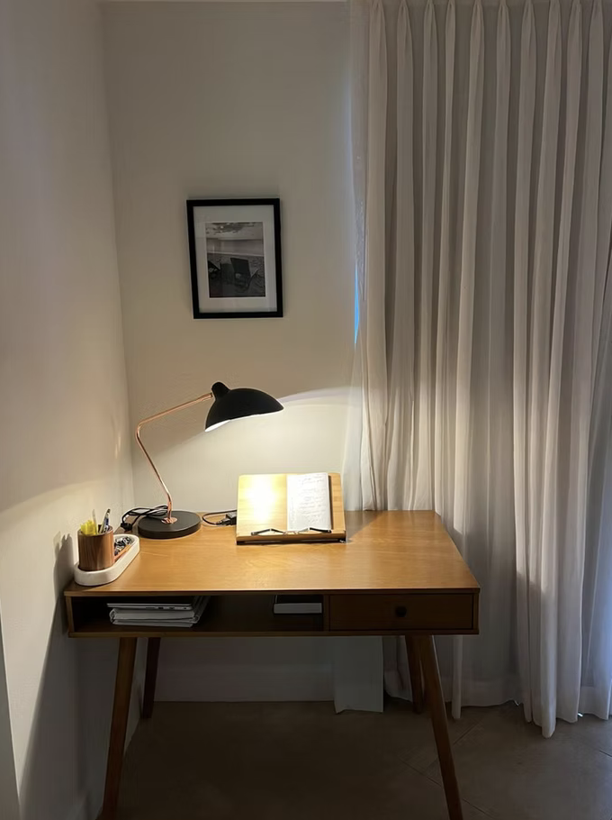 Home office com luz acolhedora